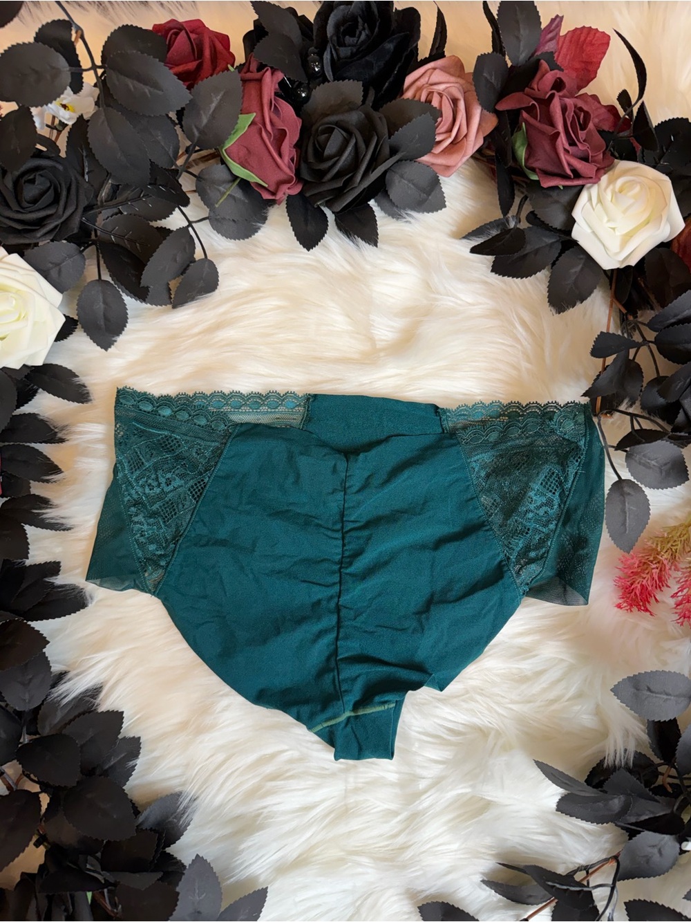 Victoria’s Secret Green Lace Shortie Panty NWOT Size Medium Seamless Lingerie - Picture 2 of 3